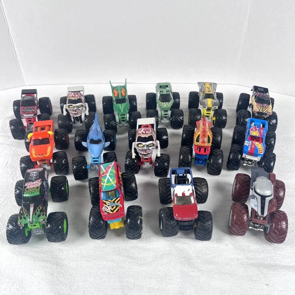 Monster Jam Pit Party Go Carry Case Rolling Handle Complete Set w 15 Trucks